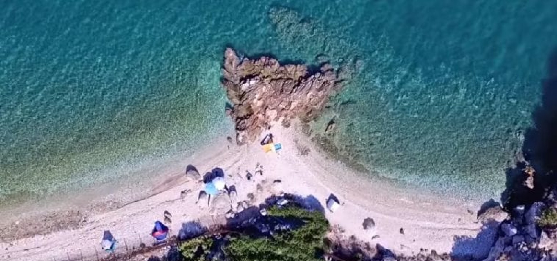 Μια παραλία γυμνιστών, μόλις 45 λεπτά από το κέντρο της Αθήνας