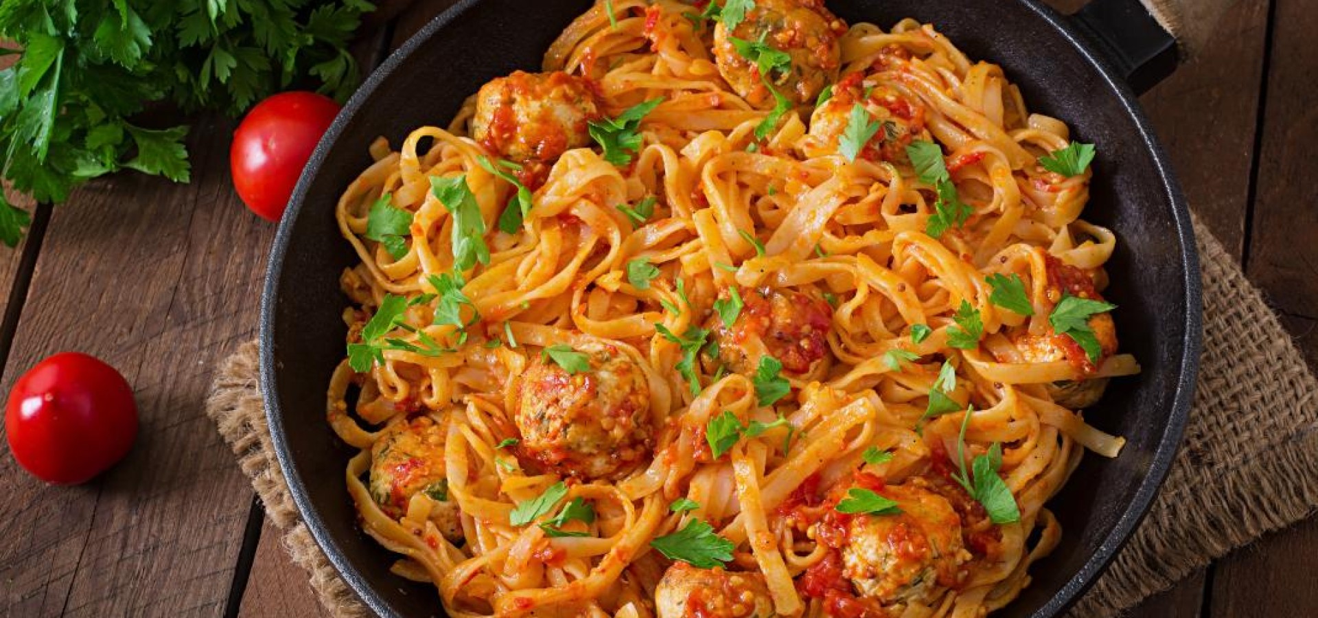 Κοκκινιστά κεφτεδάκια με λινγκουίνι: Το μαμαδίστικο πιάτο που θα ξετρελάνει όλη την οικογένεια