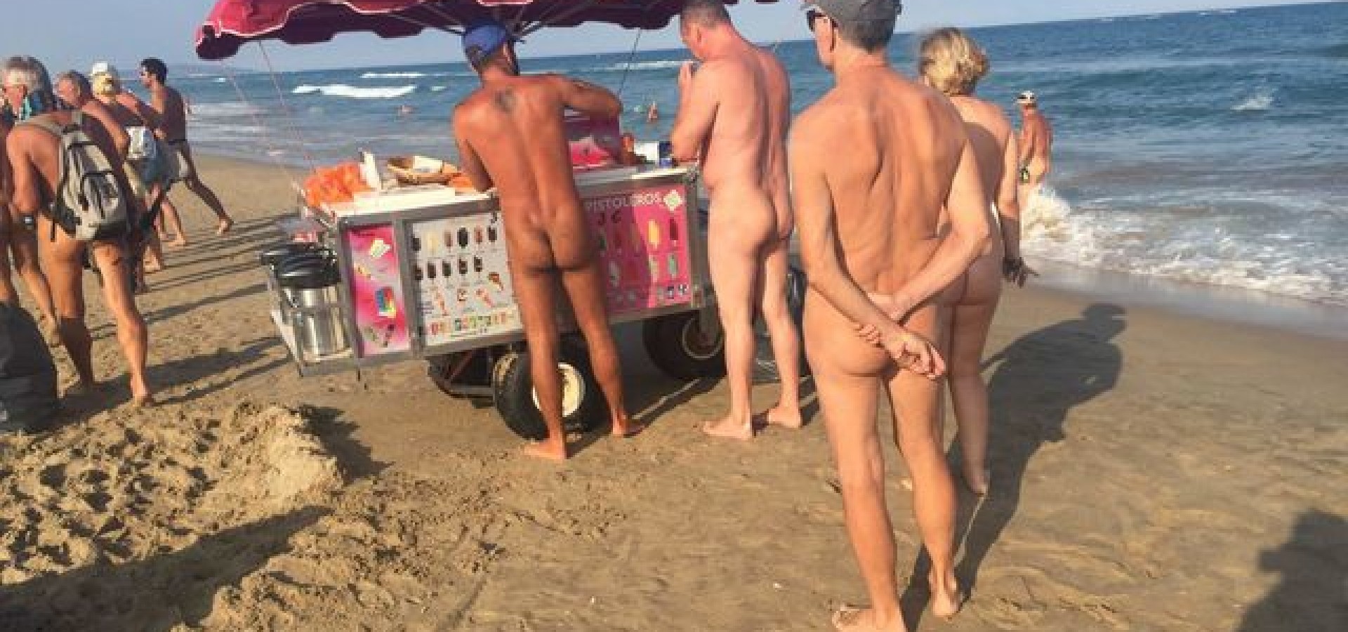 LE CAP D'AGDE - Capitale mondiale du sexe en public d' après un journal espanol