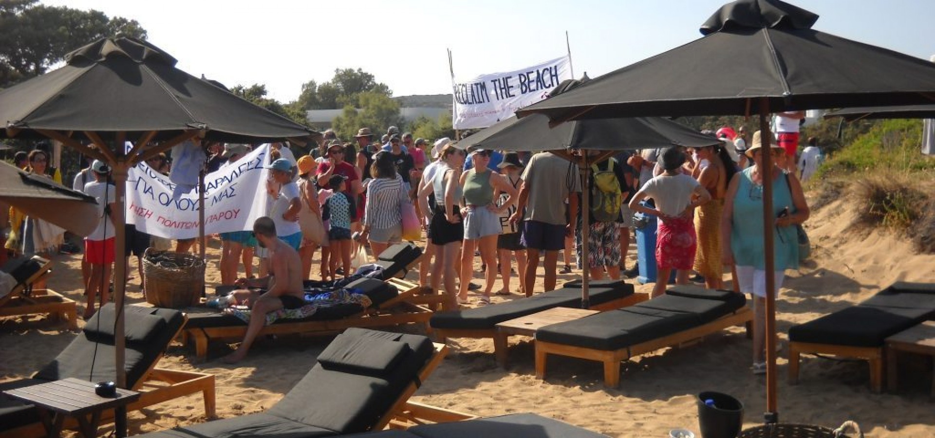 «Κίνημα της πετσέτας»: Μαζεύουν άρον άρον τις ξαπλώστρες από τη Νάξο – Εξαπλώνονται οι αντιδράσεις σε Χαλκιδική