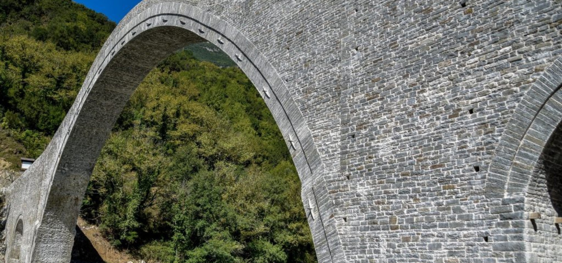 Άραχθος: Το πέτρινο γεφύρι της Πλάκας και οι ομορφιές της Ηπείρου