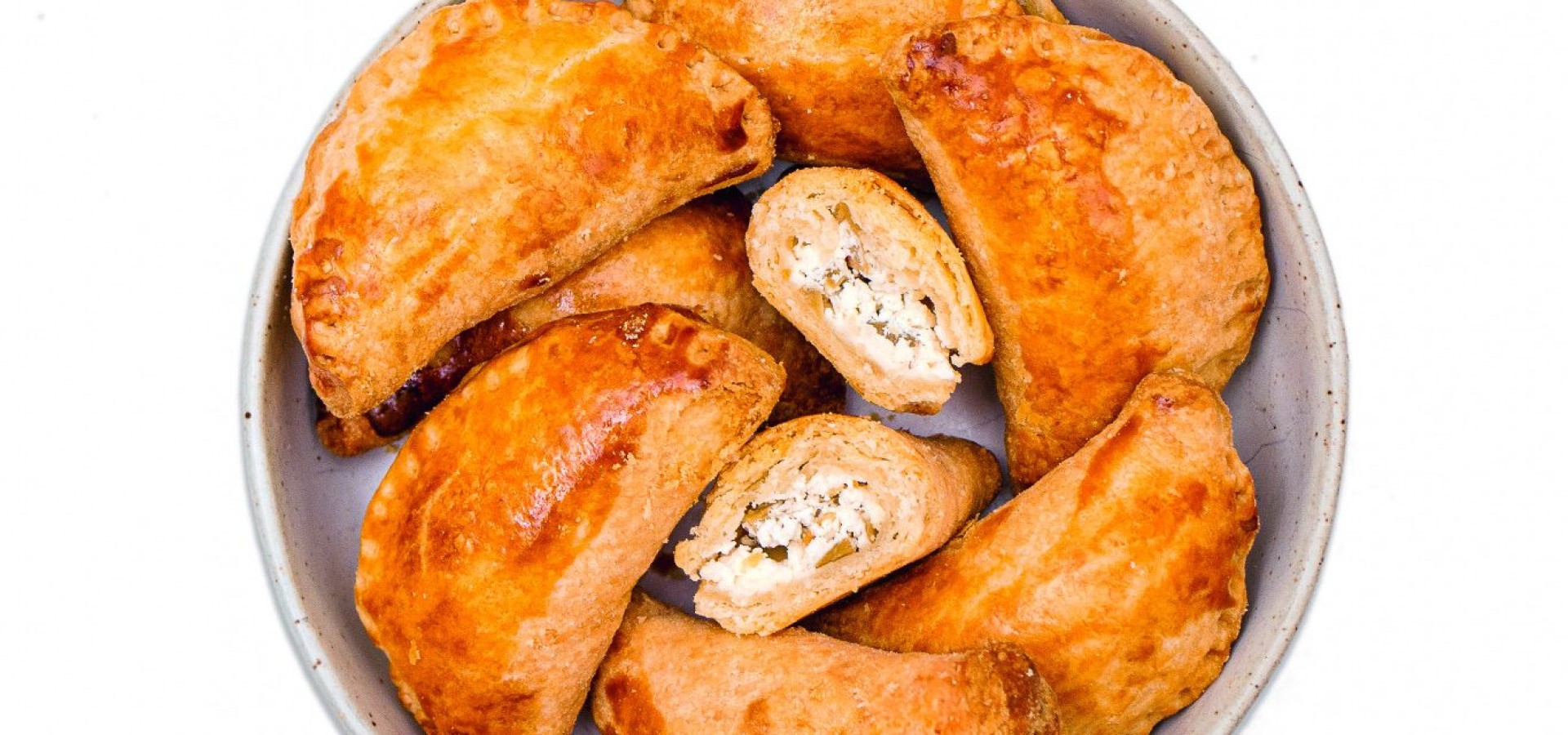 Τυροπιτάκια γεμιστά με τυρί κρέμα και πράσινες ελιές