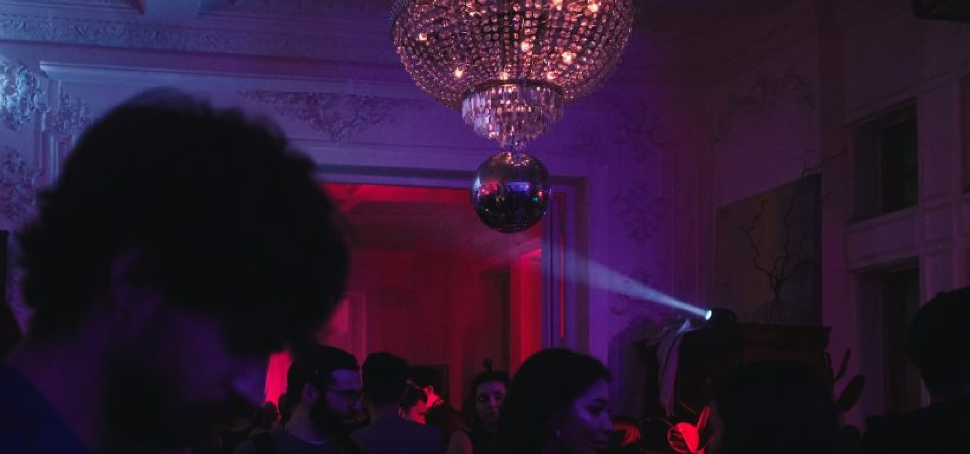 Tα σούπερ μυστικά μέρη που γίνονται όργiα στην Αθήνα