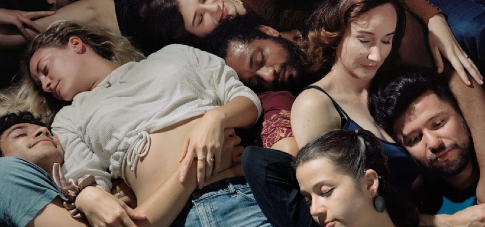 «Είναι απλώς δικαιολογία για απιστία» κι άλλοι 3 μύθοι για τις σχέσεις 3+ ατόμων