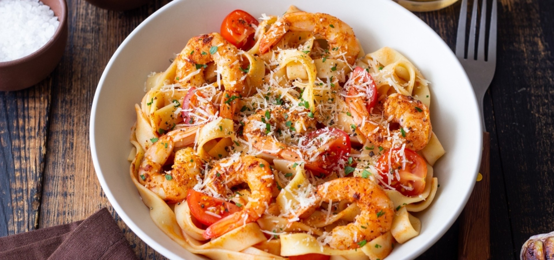 Ζυμαρικά με πικάντικη σάλτσα και γαρίδες