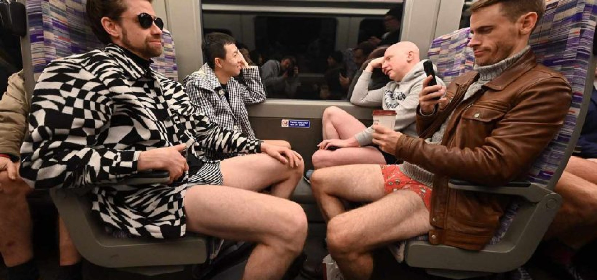 Στο Λονδίνο χθες ο κόσμος κυκλοφορούσε ξεβράκωτος στο μετρό