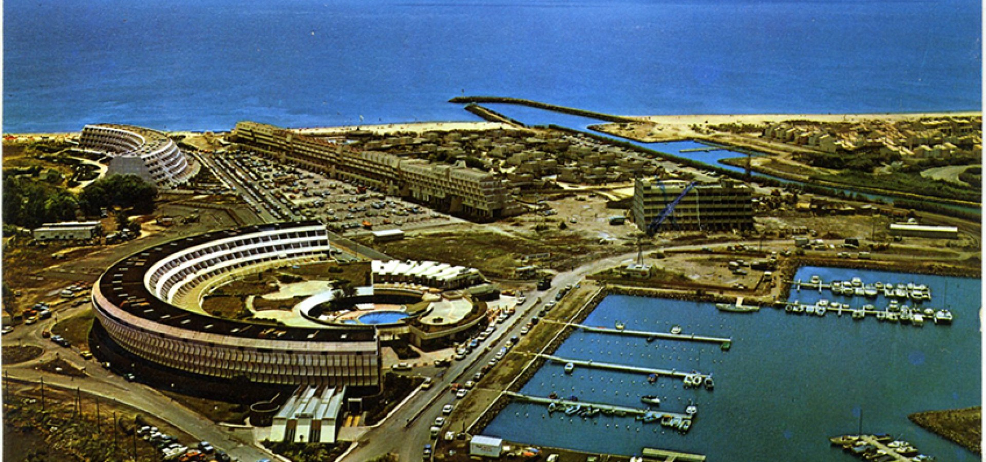 Ταχυδρομικό δελτάριο από το ΚΠΓ Cap d'Agde από το 1978 (4-7). Τμήμα της αμμώδους ακτής καταλαμβάνεται από τους swingers/libertines που επιδίδονται σε ομαδογαμία μετά την αποχώρηση των ναυαγοσωστών!