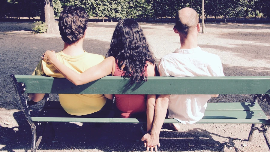 Τέσσερις Polyamorous Εξηγούν Πώς Είναι να Ζεις Μέσα σε Πολυσυντροφικές Σχέσεις στην Ελλάδα