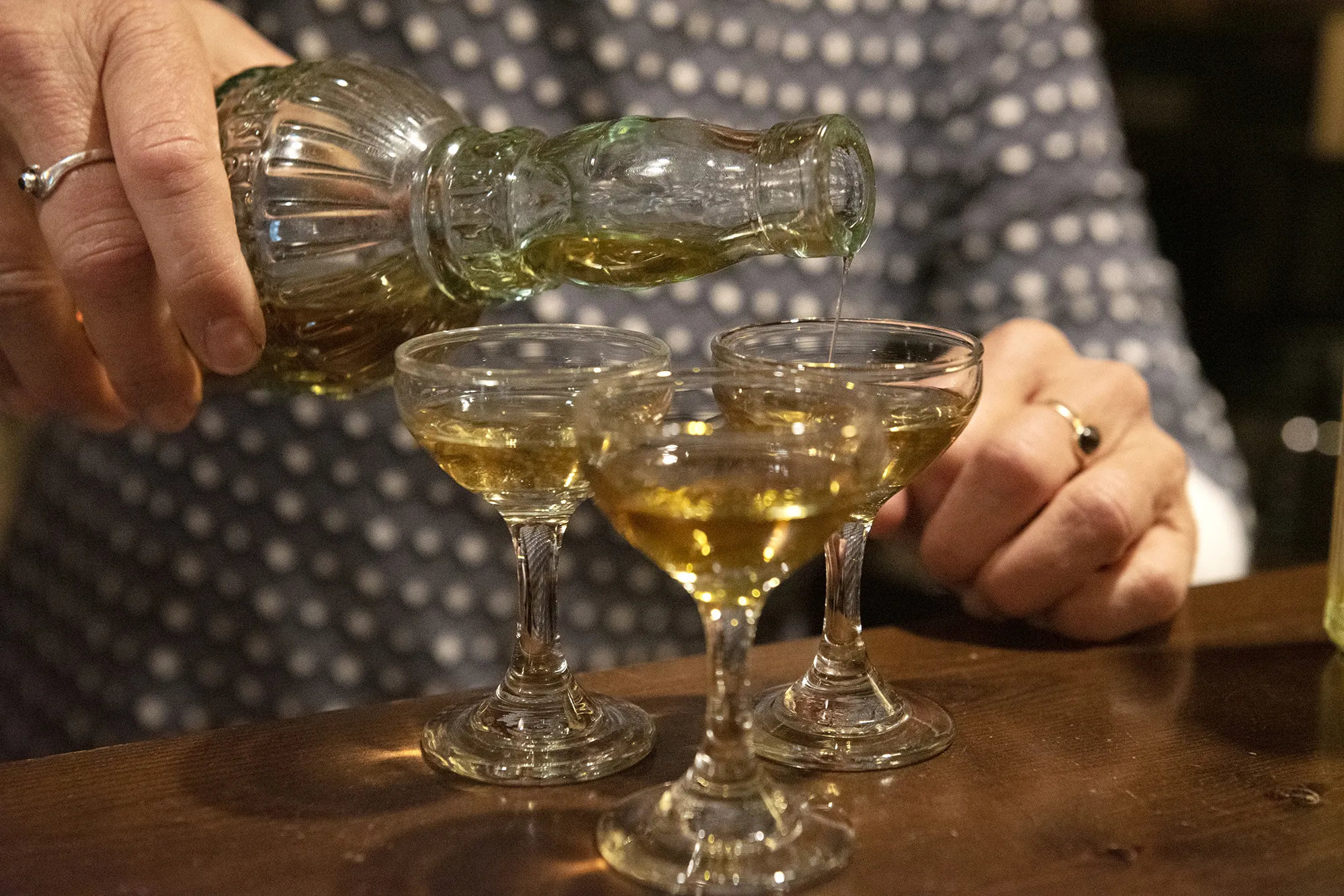 Rita Berends: Μια Ολλανδή φτιάχνει λικέρ από καρύδι, σαφράν και κέδρο στο Ζαγόρι