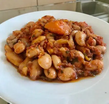 Εξαιρετικά αγαπημένο φαγητό – υπέροχα φασόλια γίγαντες στην γάστρα