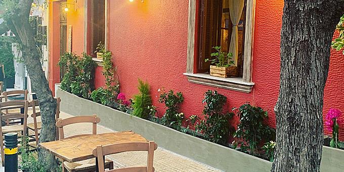 Αυτά είναι τα καλύτερα μεζεδοπωλεία στα Πετράλωνα