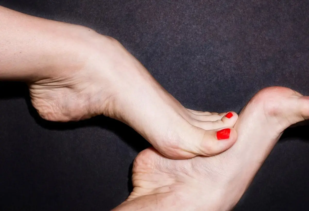 Η Ρένα απαντά: Να ρωτήσω ευθέως για τις πατούσες;