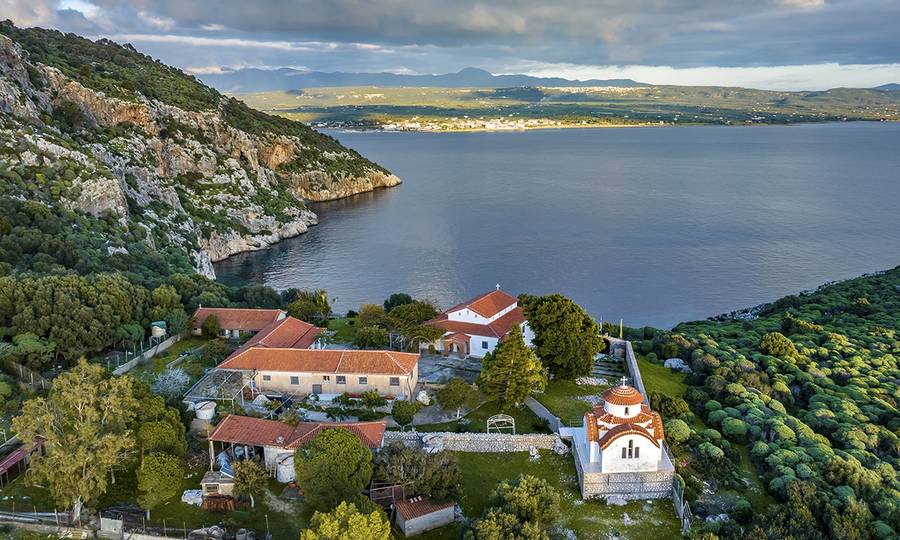 Νήσος Πρώτη Μεσσηνία: Το ακατοίκητο νησί με την εξωτική παραλία και το σχήμα κροκόδειλου