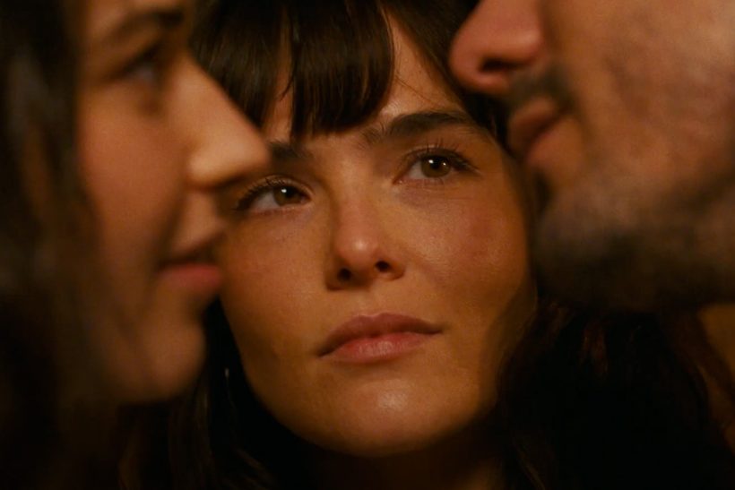 Λέει να κάνεις τρiο με φιλαράκι σου; 