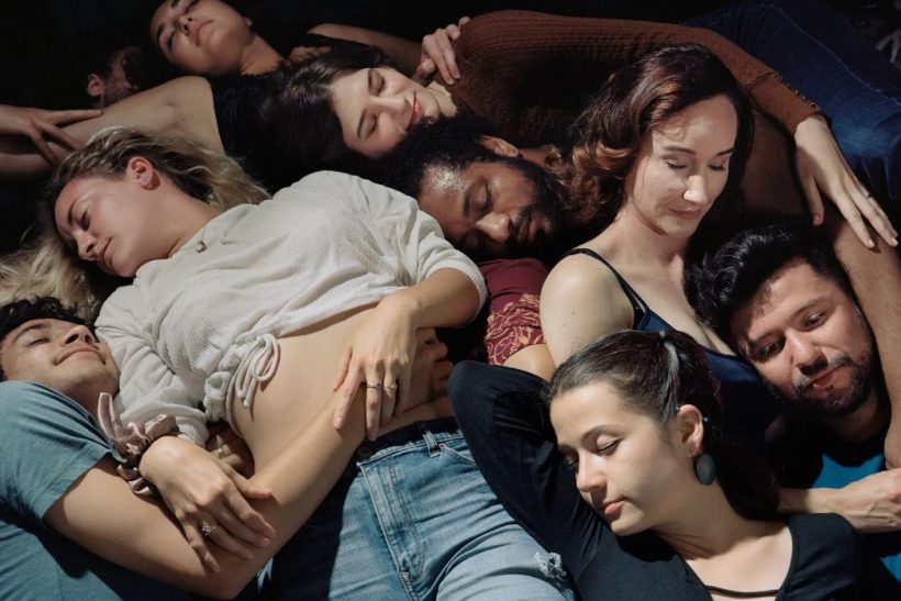 «Είναι απλώς δικαιολογία για απιστία» κι άλλοι 3 μύθοι για τις σχέσεις 3+ ατόμων