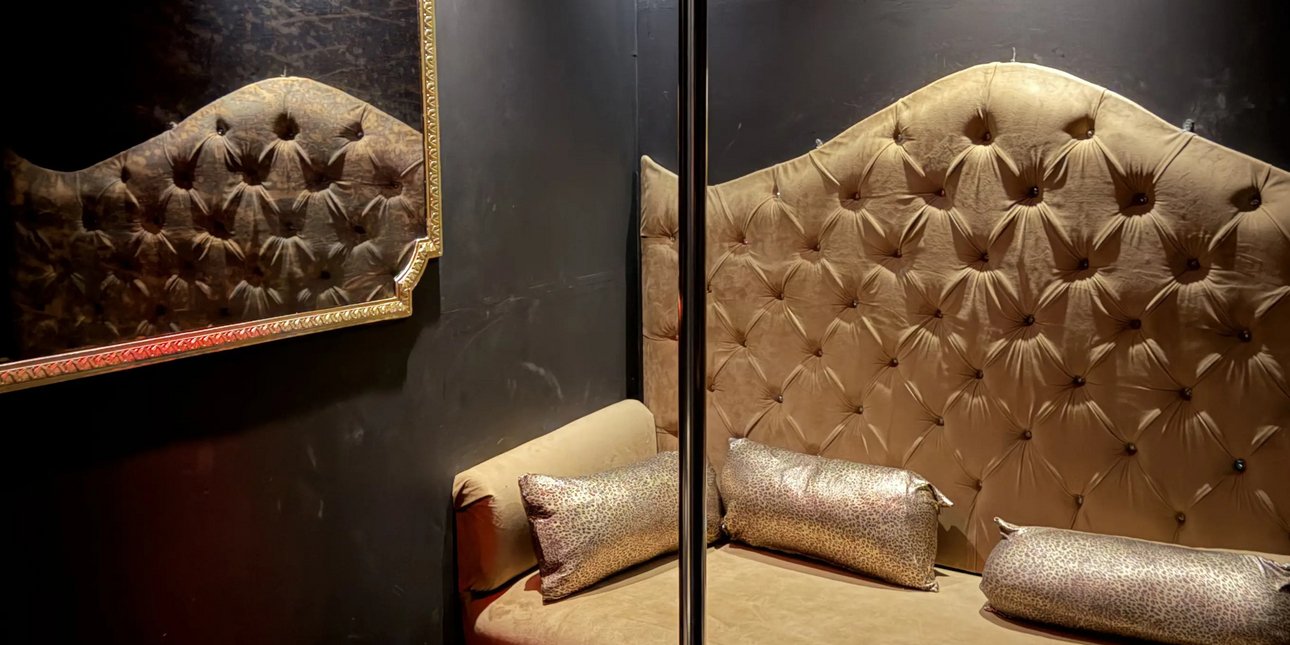 Καλλιθέα: Έφοδος της ΕΛ.ΑΣ σε δύο καταστήματα stripshow -5 συλλήψεις [εικόνες &amp; βίντεο]t