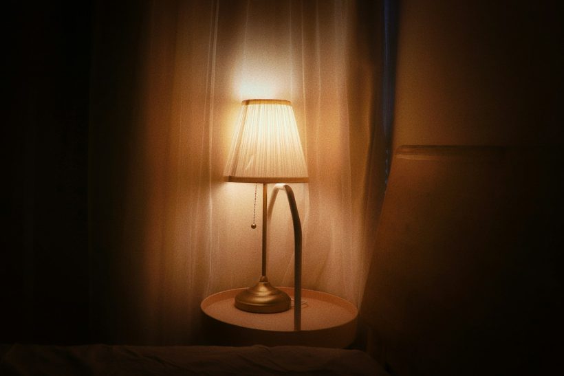 4 στάσεις που δείχνουν πως σκέφτεται άλλο άτομο την ώρα που το κάνετε