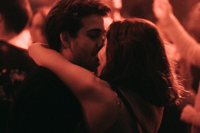 Το φιλί που δίνετε λέει πολλά περισσότερα από το σ#ξ που κάνετε