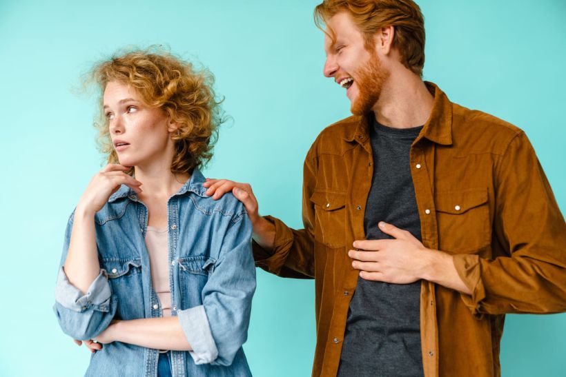 Το χαμόγελο που «δαγκώνει»: Πώς κατάλαβα ότι τοξική θετικότητα έγινε η αγαπημένη μάσκα του συγκεκαλυμμένου ναρκισσιστή